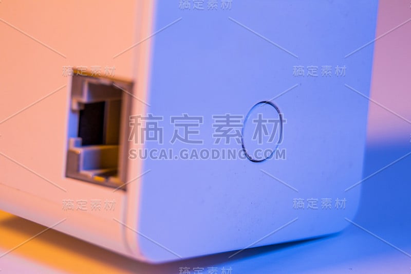 WiFi中继器WPS按钮和以太网插座的特写