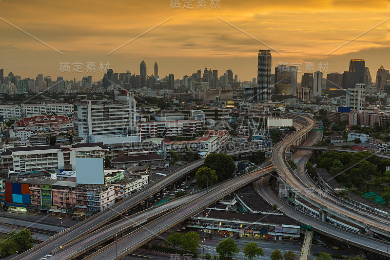 鸟瞰图城市和公路交叉口