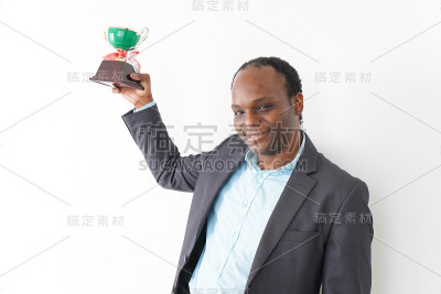 黑人得到一个奖杯