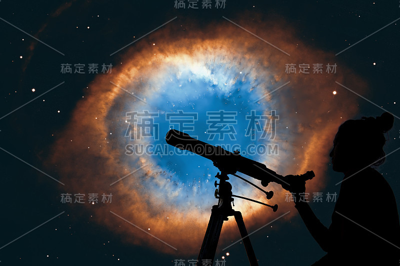 女孩用望远镜看星星。宝瓶座的螺旋星云或ngc7293