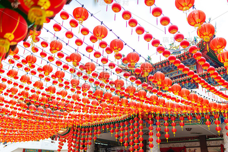 中国寺庙用中国红灯笼装饰新年