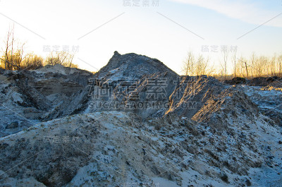 采石场里成堆的沙子