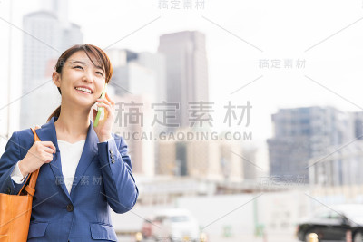 在电话中交谈的亚洲妇女