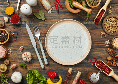 空盘子，银器和配料