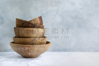 木制厨房背景与厨房用具