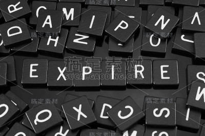 拼写单词“expire”的黑色字母瓷砖