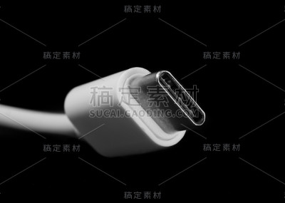 Micro USB type B或USB-B插头和白色电缆特写