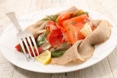荞麦煎饼配烟熏鲑鱼