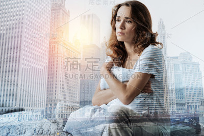 心烦意乱的黑发女性拥抱她的枕头