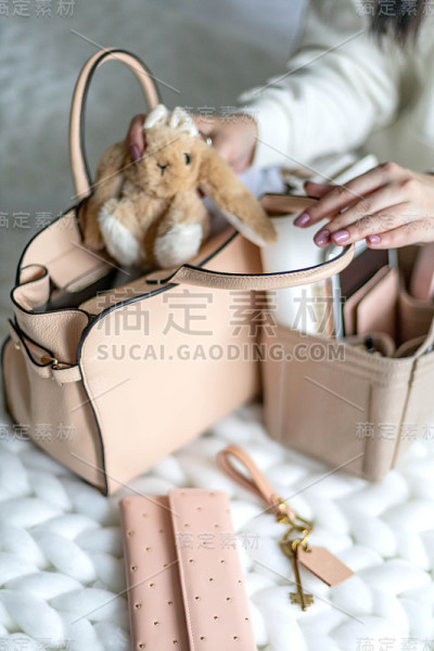 特写女性的手把业务配件放入可移动的毡组织者存储
