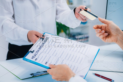 用信用卡支付健康保险
