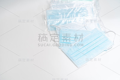 带橡胶耳带的外科口罩。典型的三层外科口罩，用以覆盖口鼻。防止细菌滋生。保护的概念。