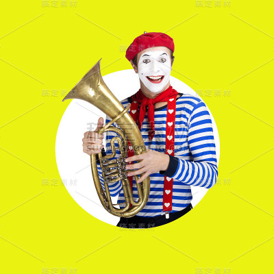 Mime长号。情绪搞笑的演员穿着水手服，红色的