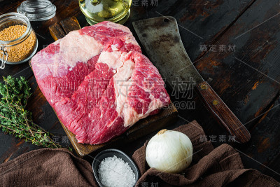 生大理石牛胸肉，与配料烟熏烧烤，熏牛肉，cure，在旧的深色木桌的背景，与文本复制空间
