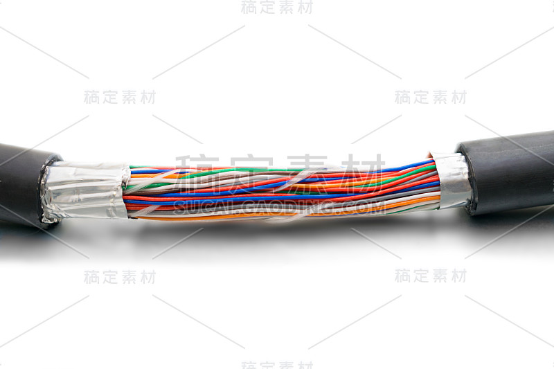 彩色中继电缆脱落。多通道通信线路。高速数据传输。互联网主干网信道的损坏隔离在白色背景上。