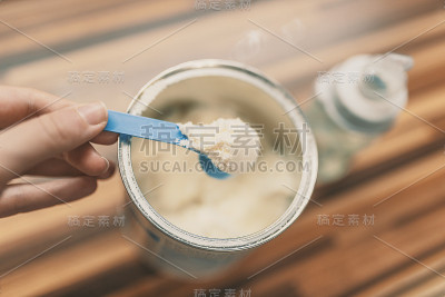 婴儿奶粉用量匙装在罐头上。