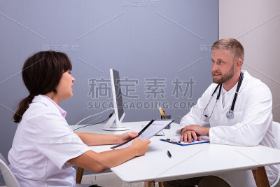 医院医务人员的讨论