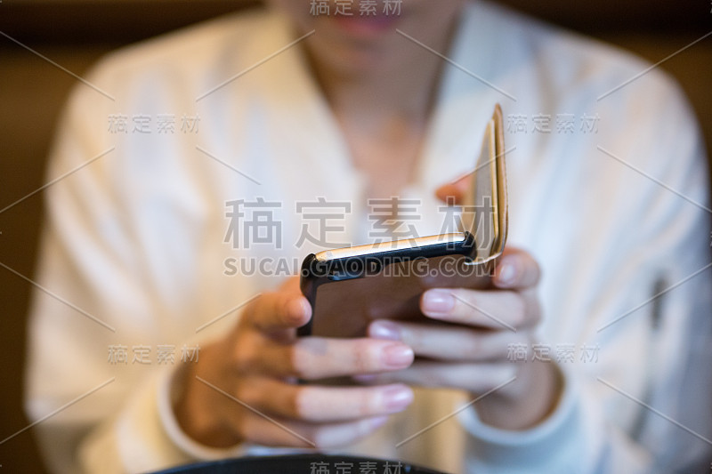 有可爱微笑的女人