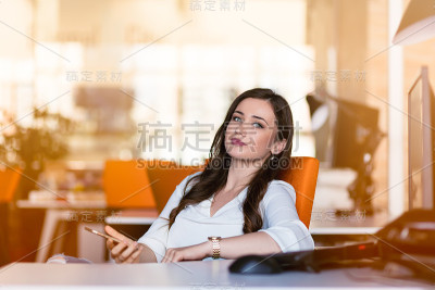 快乐沉思的女商人一边计划一边看着办公室