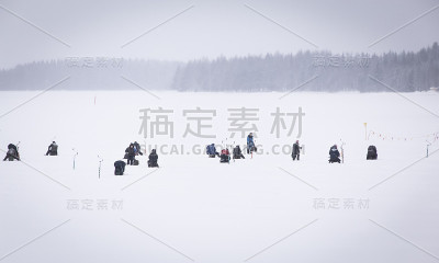 冰上钓鱼的照片。Sotkamo,芬兰。
