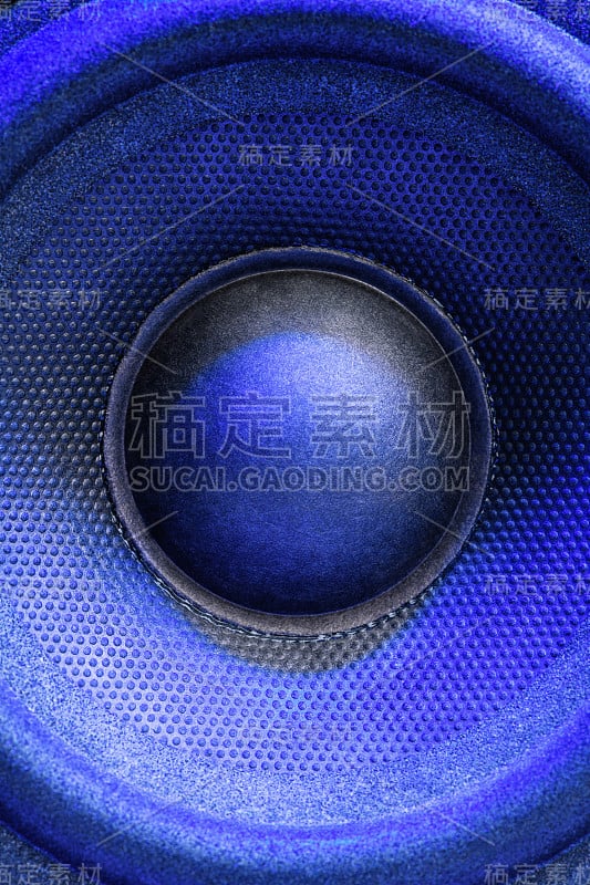 音频扬声器或带蓝色背光的音乐栏，特写。垂直图