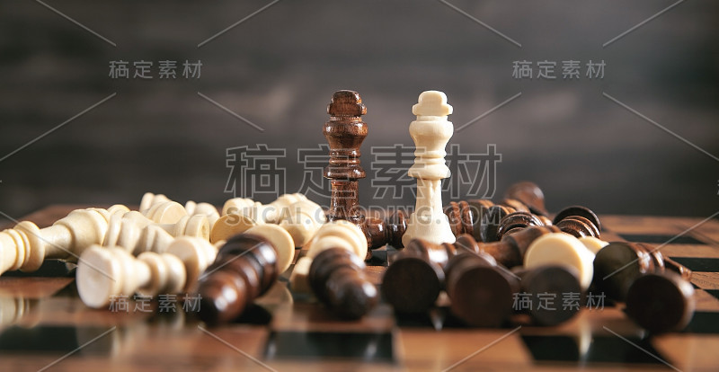 棋盘上的棋子。国际象棋比赛