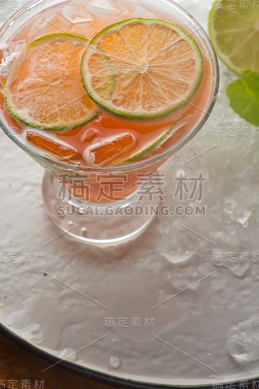 鸡尾酒。传统的美国饮料由手工调酒师或调酒师在地下和高档酒吧或潜水或酒馆。用冰镇鸡尾酒杯盛放的鸡尾酒，