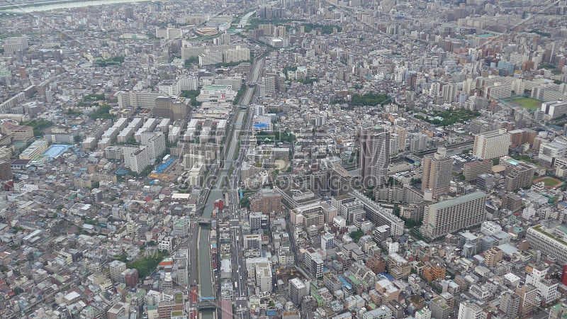 东京天际线有河流、公园、街道和大海。