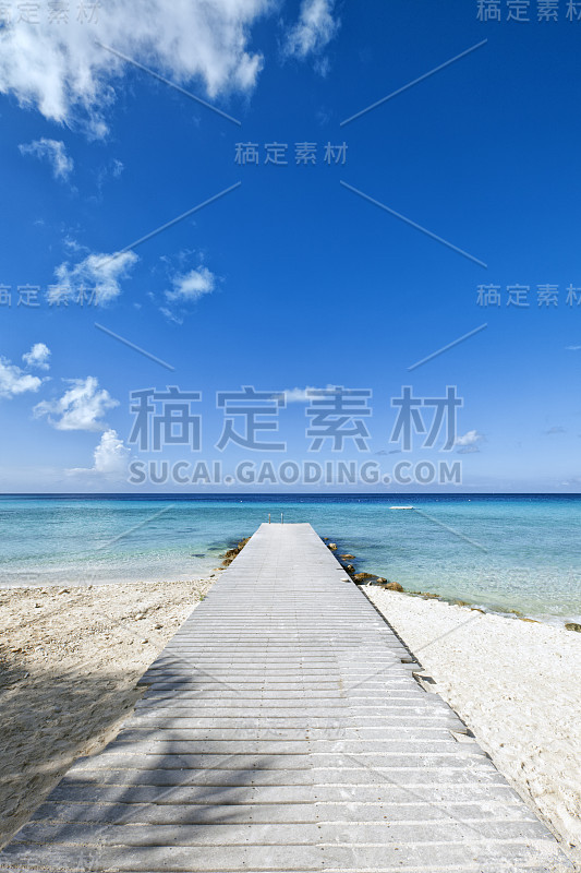 加勒比海海滩上的码头