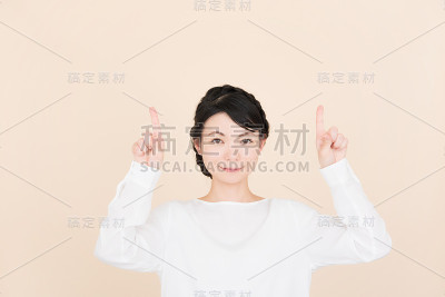 年轻女子指着复印区