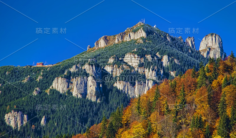 齐阿劳山在秋景中。