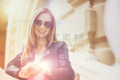 正用智能手表的积极女性