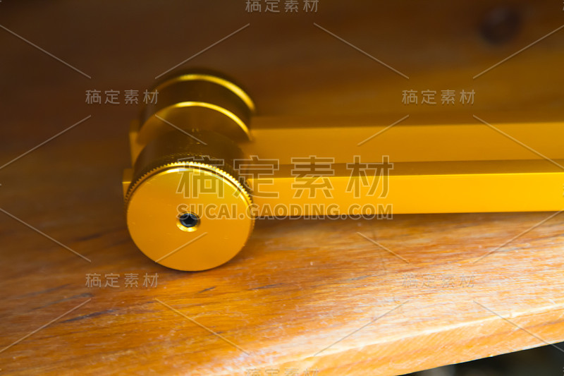 手拿音叉。
