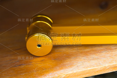 手拿音叉。