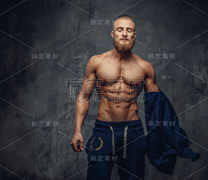 留着胡子的肌肉男穿着运动衫。