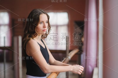 年轻的舞者向窗外望去