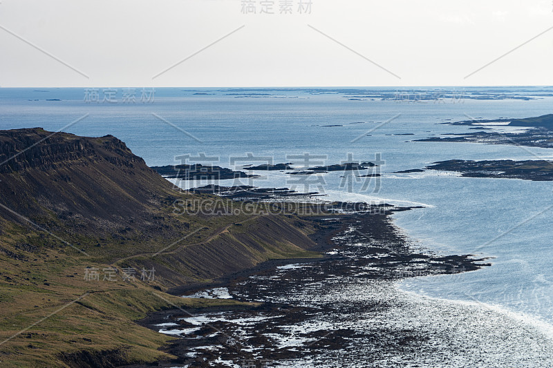 冰岛西峡湾多云的天空景观。