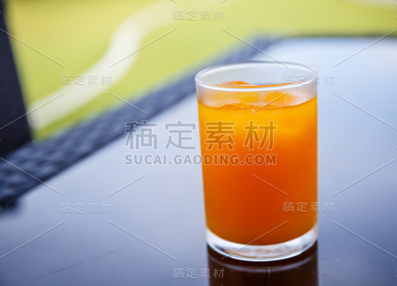 桌上的杯子里有橙汁