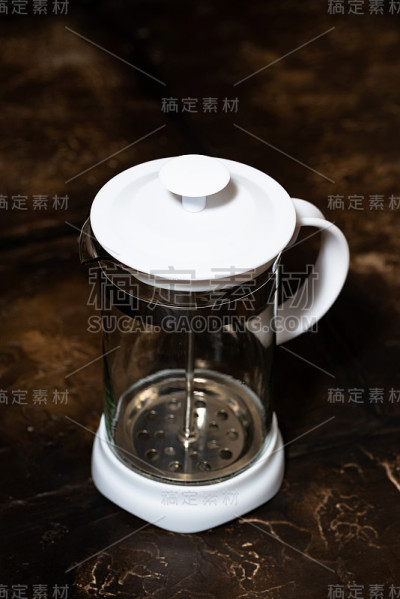 空法式压壶冲泡茶和咖啡，俯视图