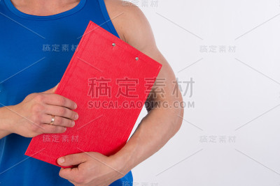 健身教练和文件夹。
