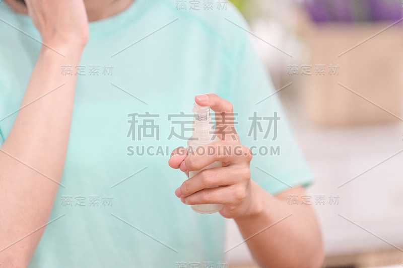 亚洲女性在房间里化妆