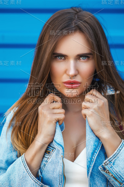 美丽性感的年轻金发女人