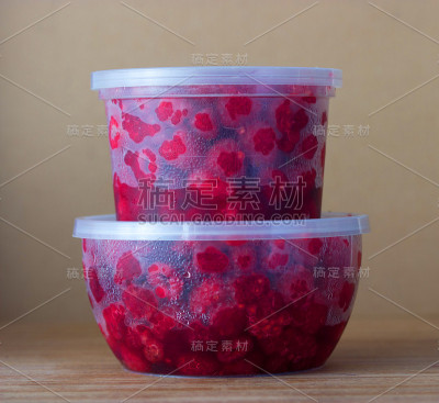 圆盒子里的覆盆子和薄荷叶