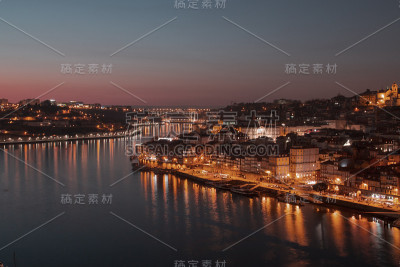 日落时分的波尔图全景。