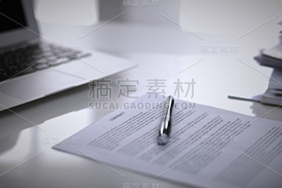 带笔记本电脑和合同文件的办公场所