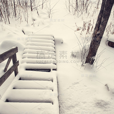 被雪覆盖的楼梯