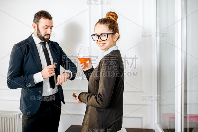 夫妻在商务会议期间