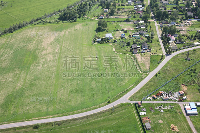 鸟瞰图-俄罗斯村庄的道路和建筑