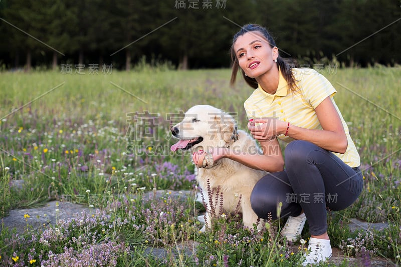 女孩和狗是无忧无虑的朋友