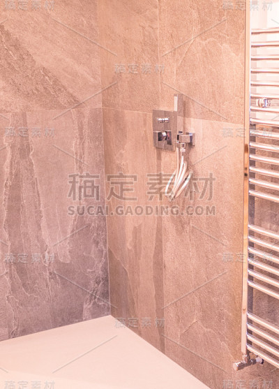 浴室，淋浴房，大镜子和镀铬银加热器或毛巾散热器在灰色的墙壁。新公寓的阁楼风格。带有现代室内装饰的现代